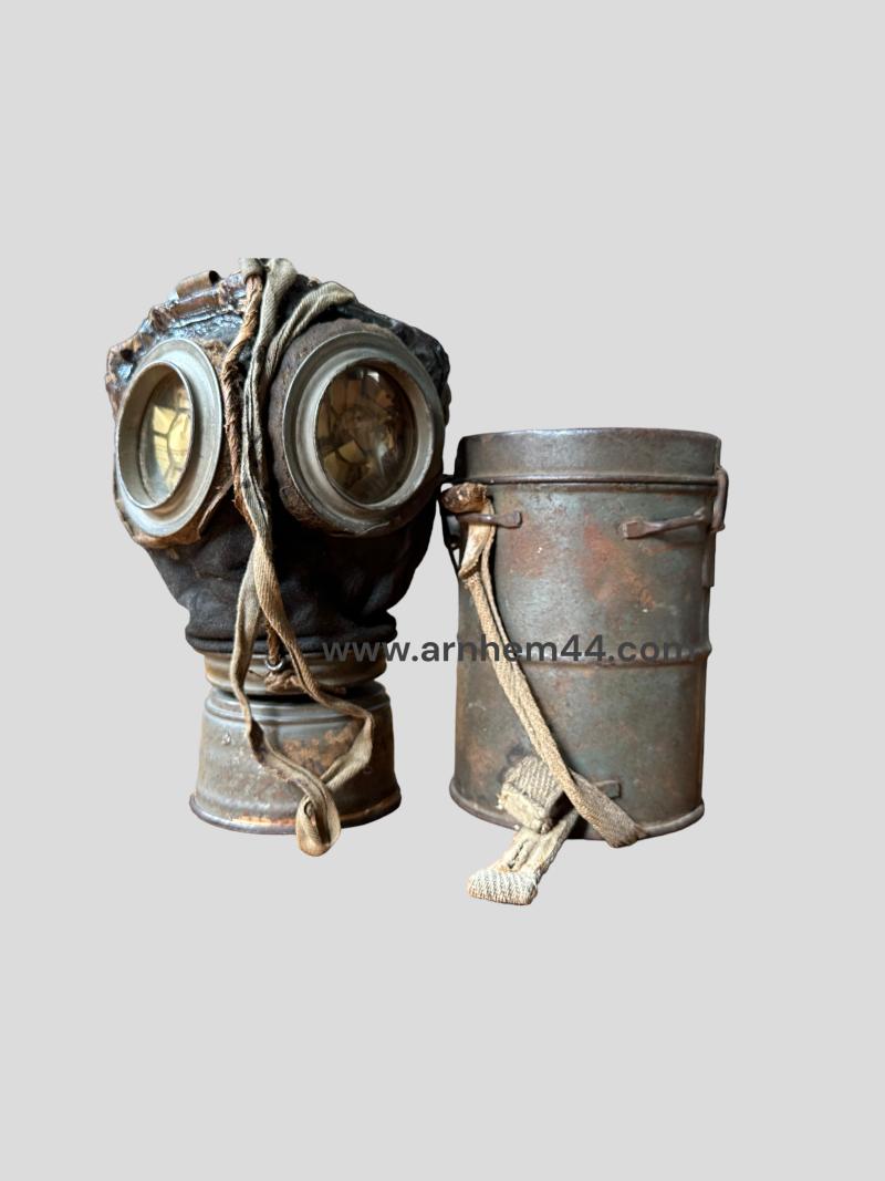 German WWI Gasmasker in Canister